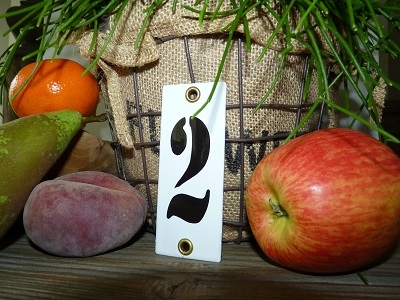 Huisnummer 2 'industrieel' wit klein 4 x 10 cm