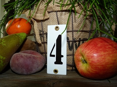 Huisnummer 4 'industrieel' wit klein 4 x 10 cm