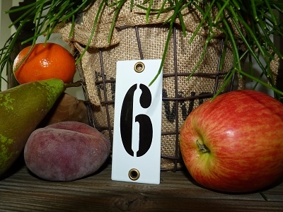 Huisnummer 6 'industrieel' wit klein 4 x 10 cm