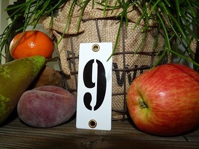 Huisnummer 9 'industrieel' wit klein 4 x 10 cm