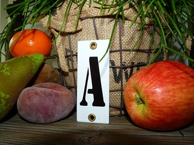 Huisnummer A 'industrieel' wit klein 4 x 10 cm