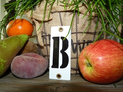 Huisnummer B 'industrieel' wit klein 4 x 10 cm